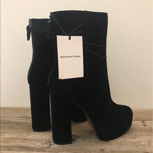 NWT BNIB WHO WHAT WEAR BLK Velveteen Heeled Boots